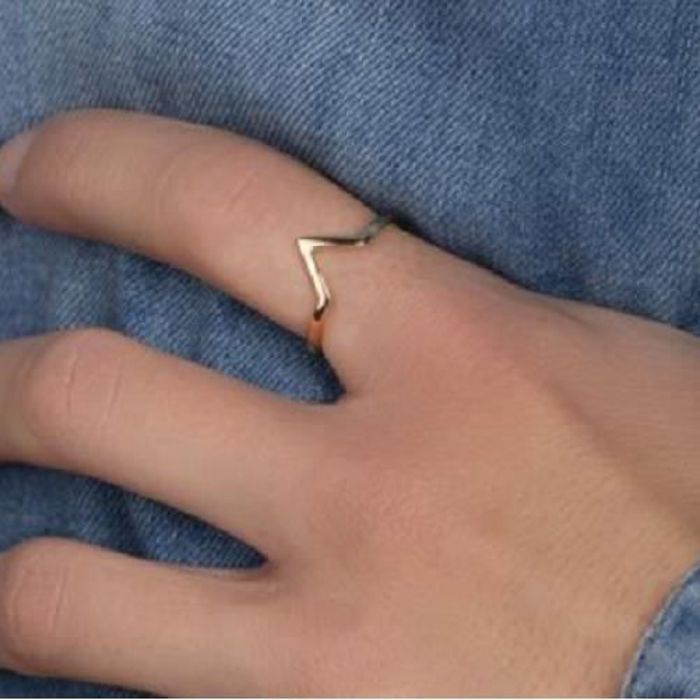 Bague Symbole Triangle Forme V Plaque Or 18 Carats 750 1000 Bijouxia Tailles 50 a 60