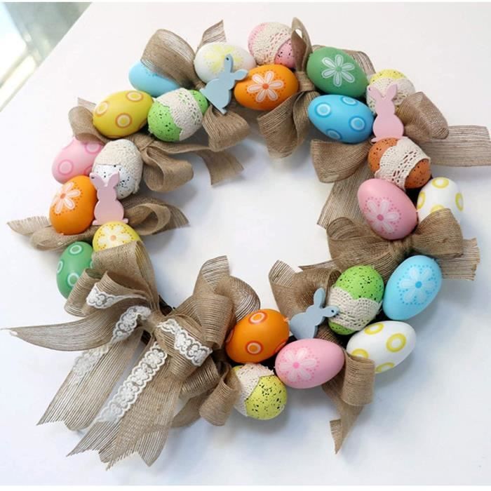 Couronne De Pâques Avec Des œufs Pastel Et Des Fleurs De Printemps Sur