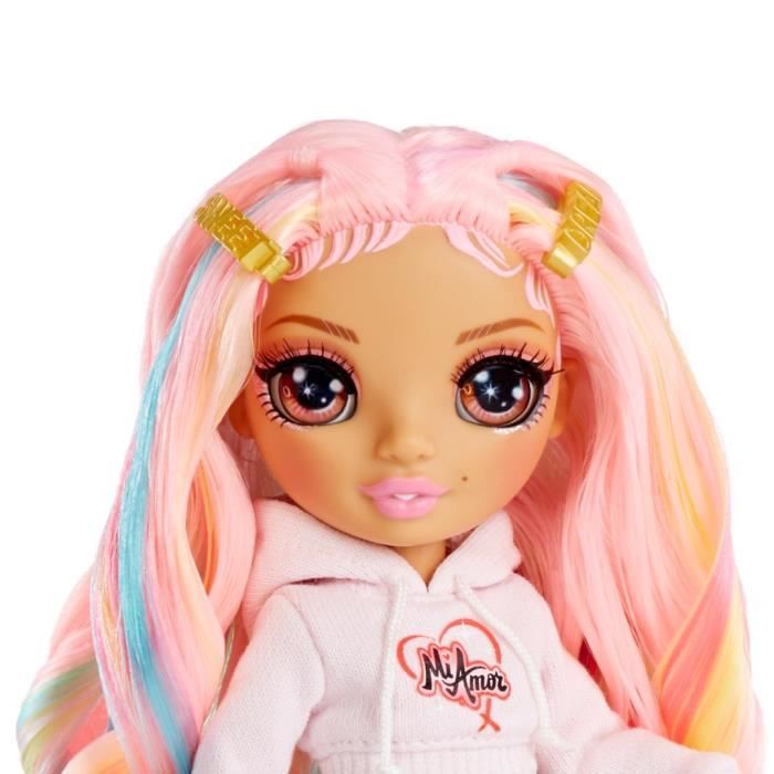 Une Anime Girl Joyeuse Et énergique Avec De Longs Cheveux Roses Fluides