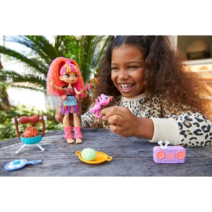 Cave Club Coffret Barbecue Emberly Aux Cheveux Roses + Bébé Dino Flaire – Poupée Préhistorique, Accessoires Cuisine, Jouet Enfant 4 Ans+